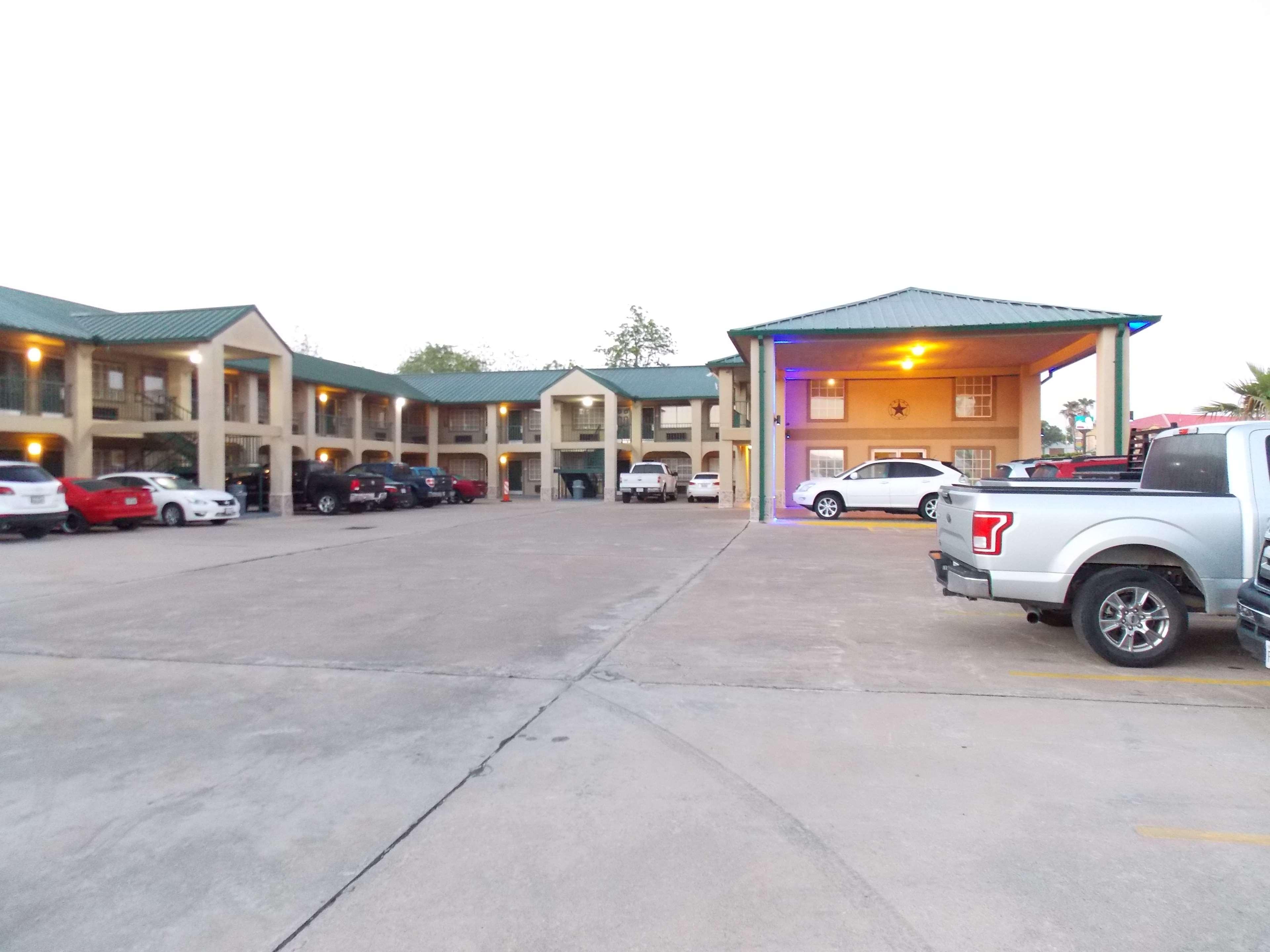 Best Western Executive Inn Hallettsville Exterior photo