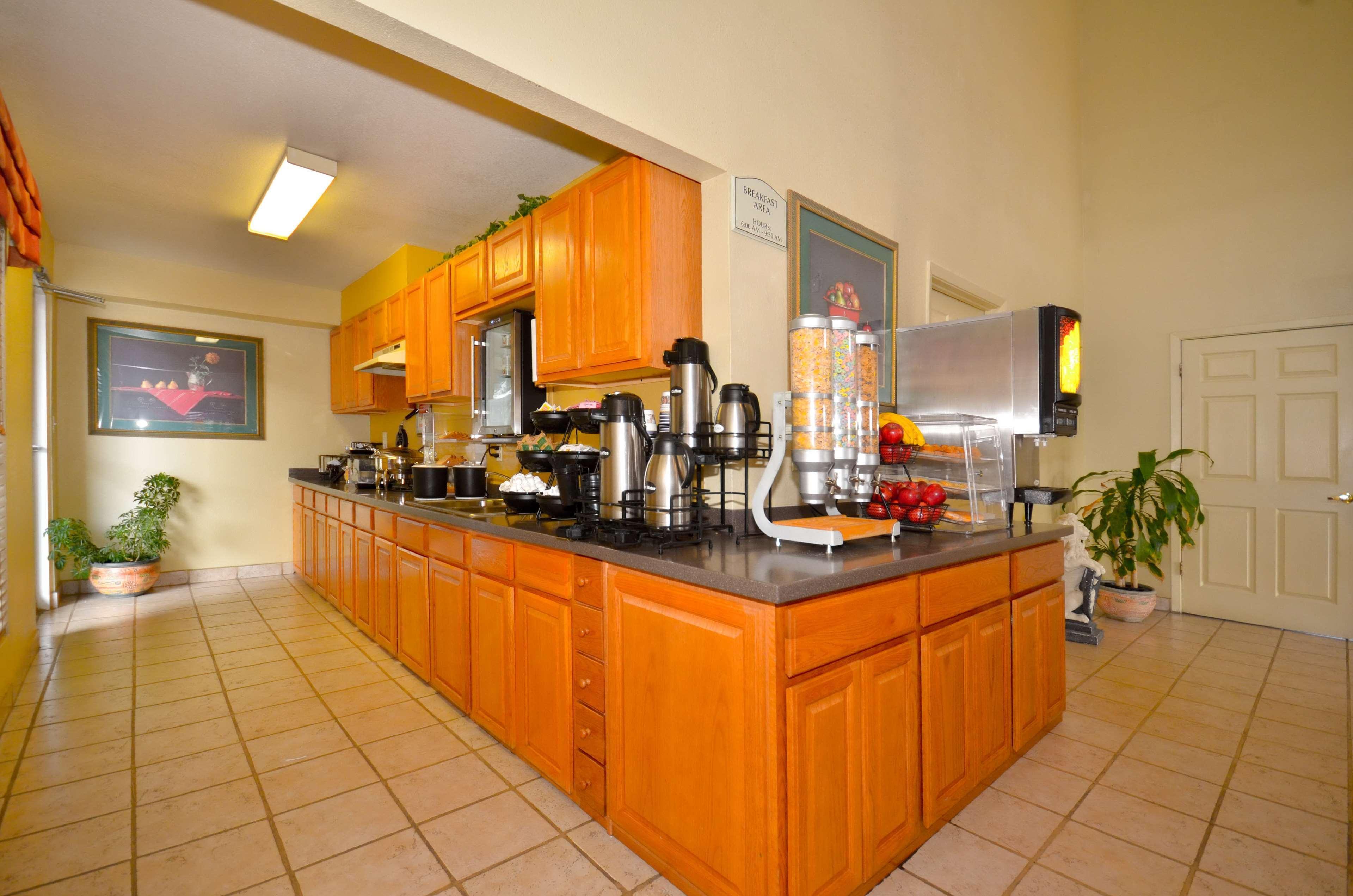 Best Western Executive Inn Hallettsville Exterior photo