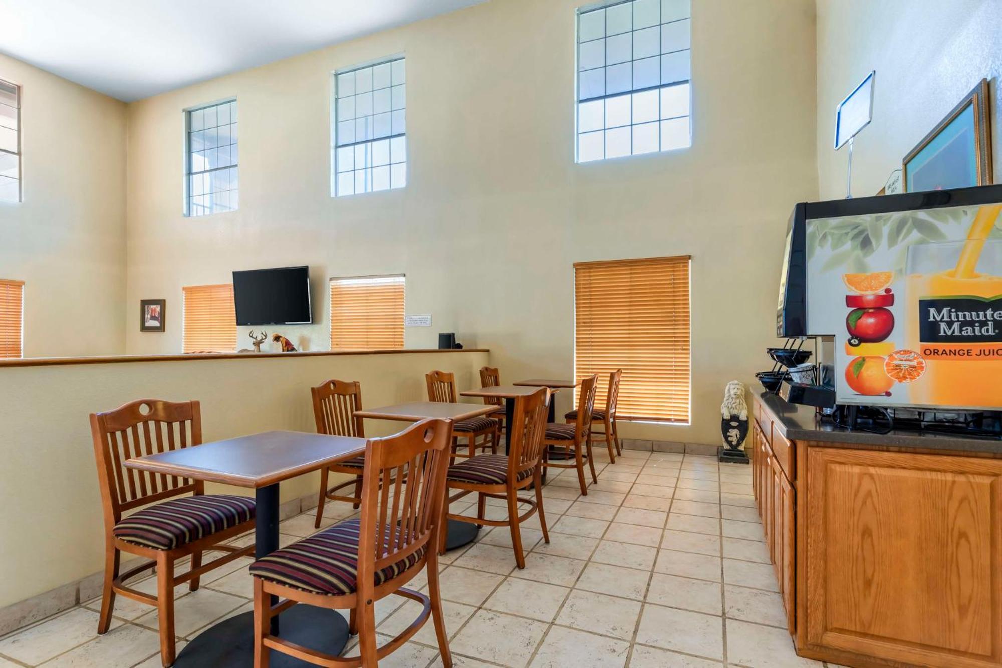 Best Western Executive Inn Hallettsville Exterior photo