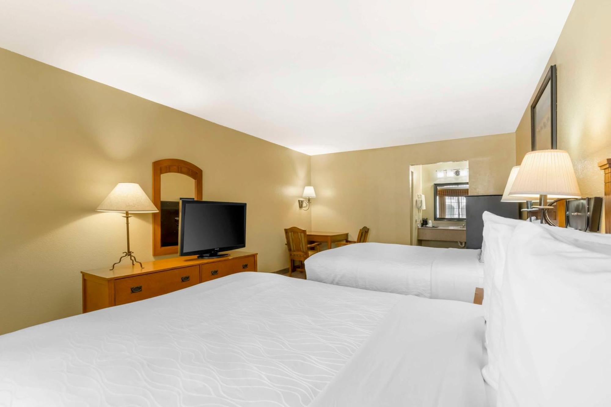 Best Western Executive Inn Hallettsville Exterior photo