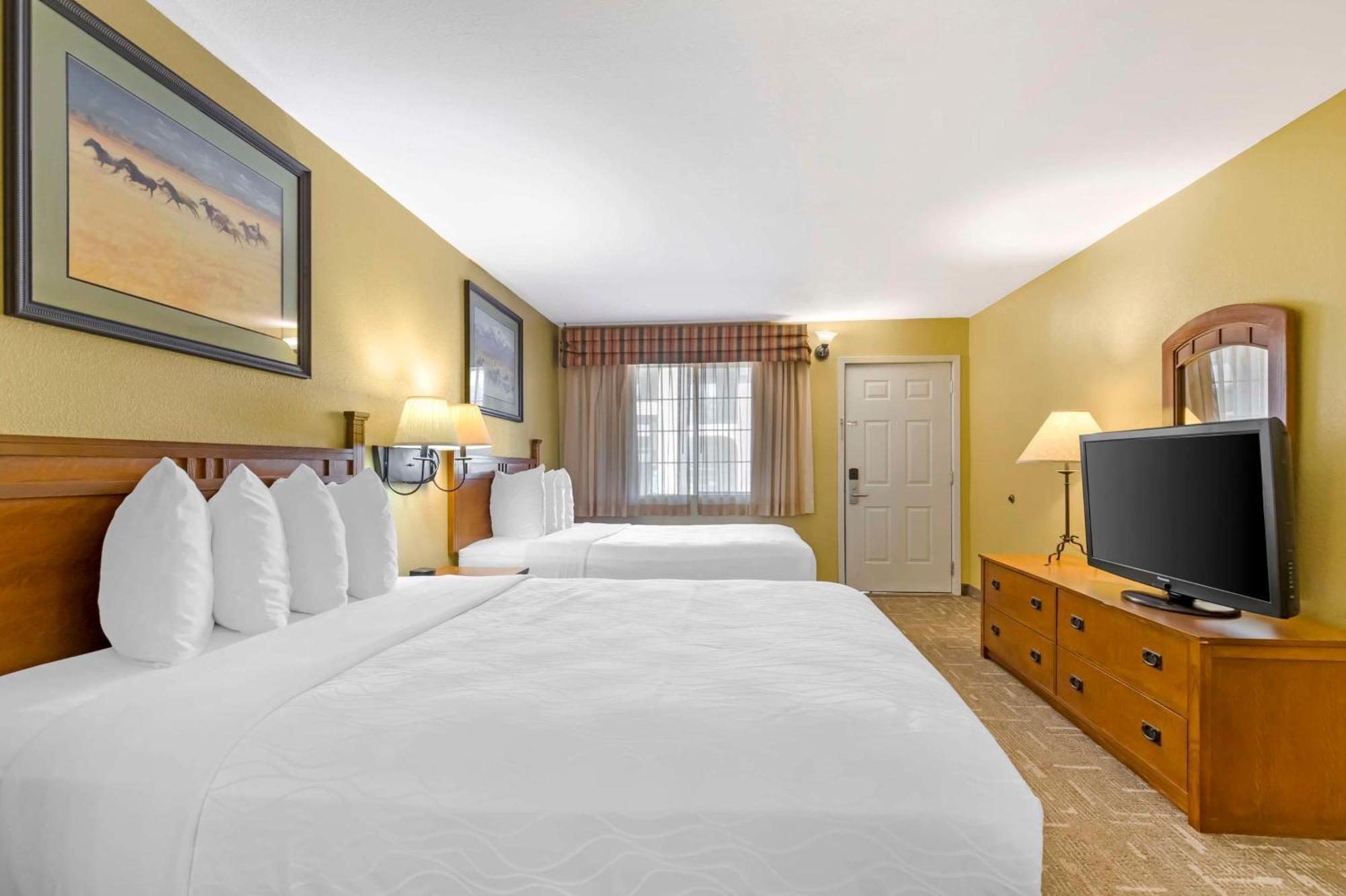 Best Western Executive Inn Hallettsville Exterior photo