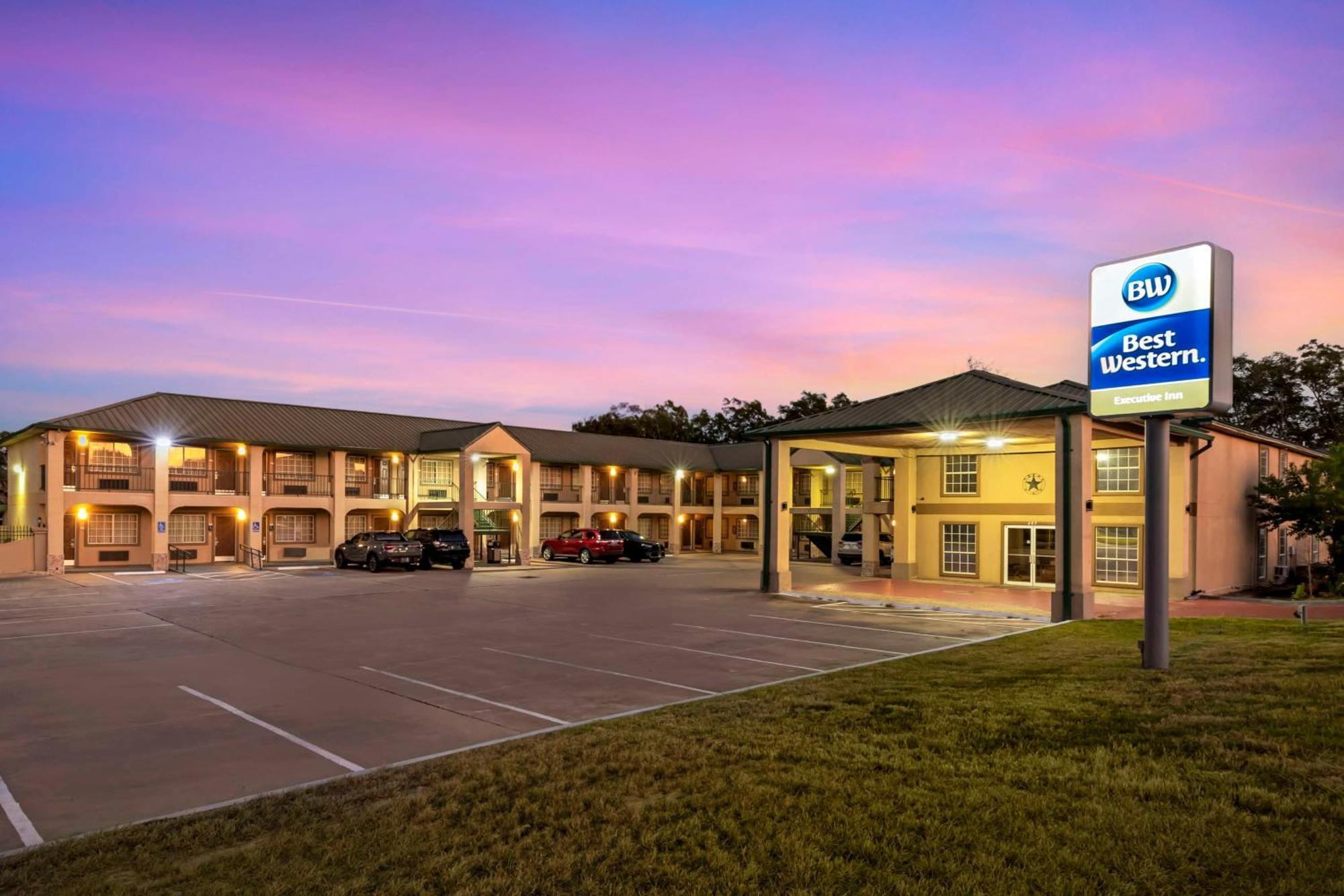 Best Western Executive Inn Hallettsville Exterior photo