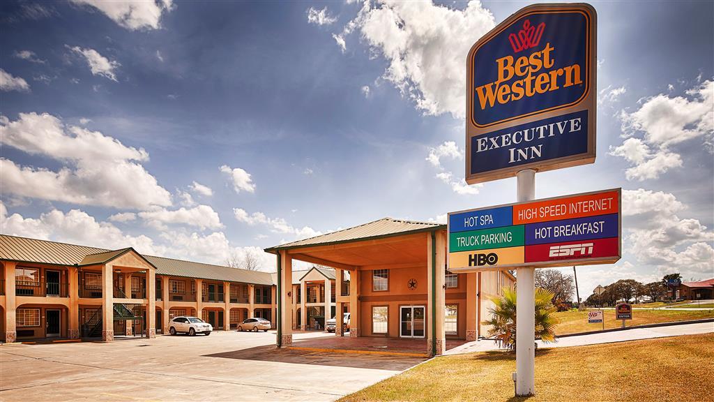Best Western Executive Inn Hallettsville Exterior photo